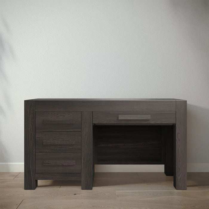 Romina Ventianni Desk
